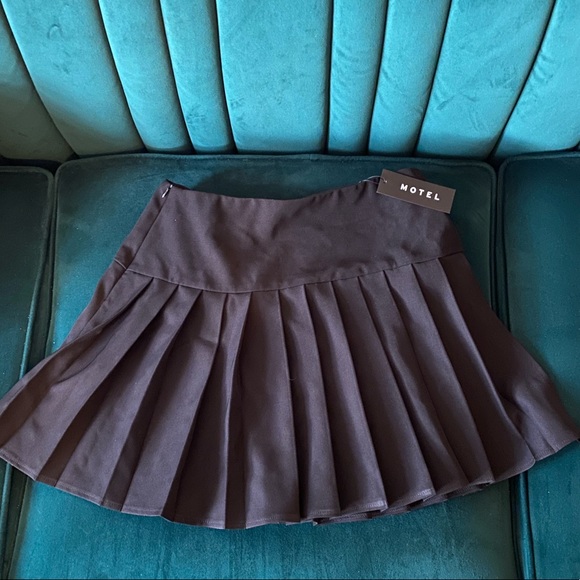 MOTEL ROCKS CASON MINI PLEAT SKIRT IN BLACK 

US Size 12 (XL) - Picture 6 of 7